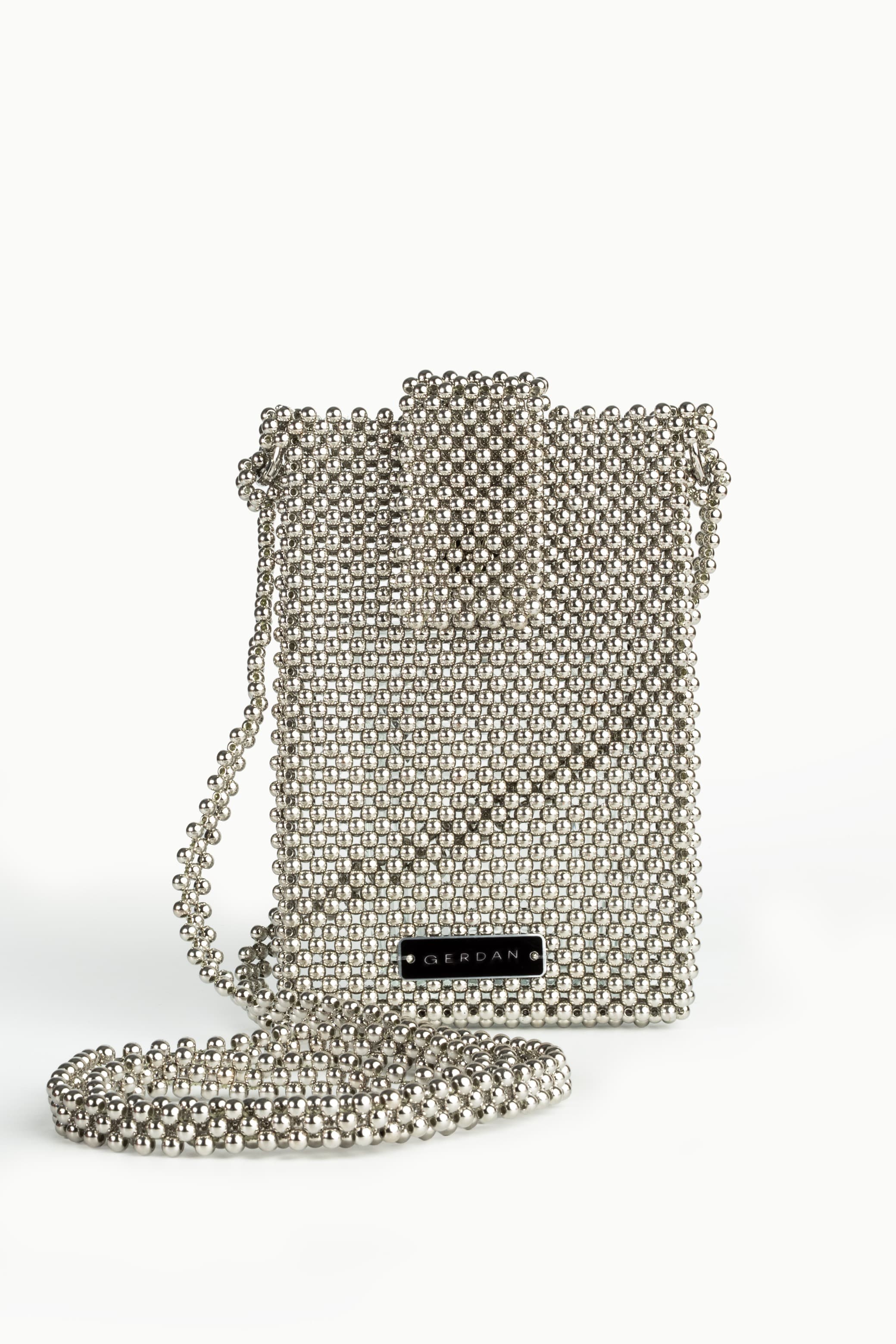 Мінімалістичний образ з акцентним аксесуаром