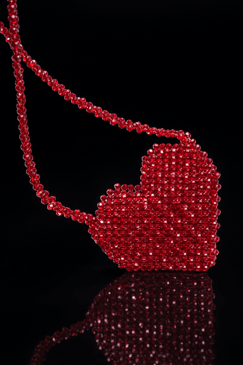 червоне бісерне серце на чорній обкладинці