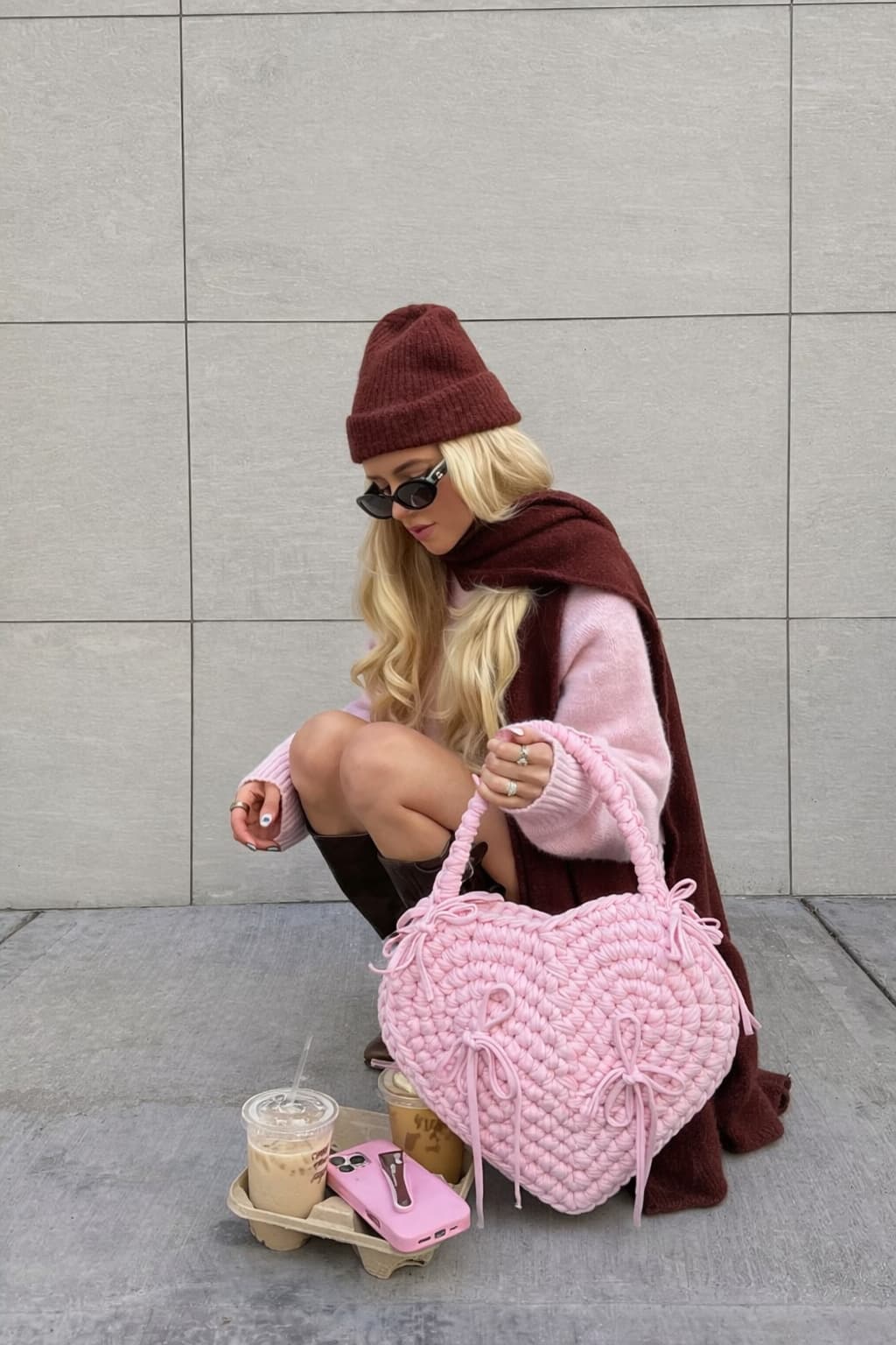 Дівчина з рожевою сумкою у формі серця